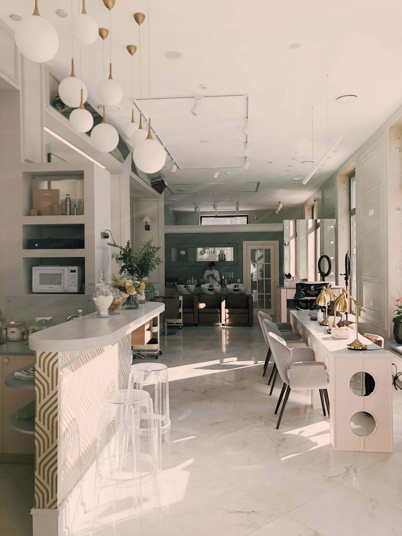 How to Decorate a Beauty Salon on a Budget