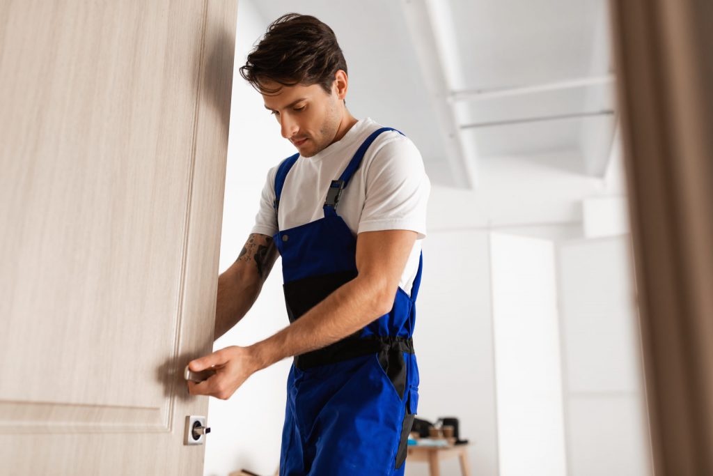 Installation of a lock on the entrance door